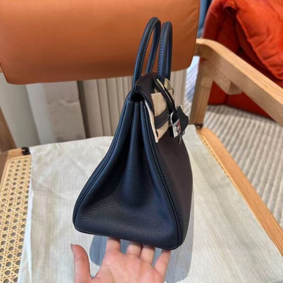 Classic Hermes Bag: A Stylish and Versatile Choice for Elegance - Picture 5 of 6